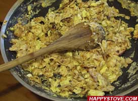 Matzah Brei (Matzah Scrambled Eggs) - By happystove.com