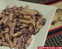 Penne Pasta with Radicchio and Cream Cheese Sauce - By happystove.com