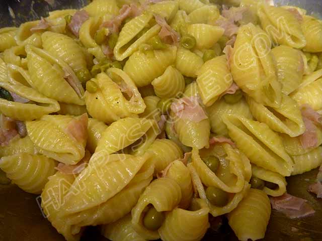 Shells Pasta with Ham, Peas and Sage - By happystove.com