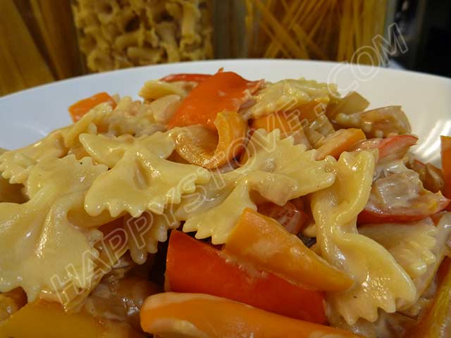 Farfalle Pasta with Cream Cheese and Bell Peppers Sauce - By happystove.com